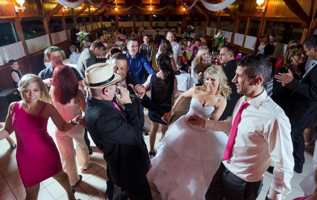 Forrás: http://bravozenekar.hu/